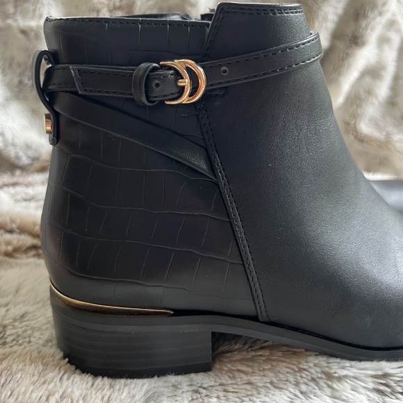 NWT Black Ankle Boots with Gold Accent Size 6 - Picture 4 of 12